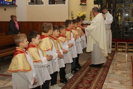 W nowych strojach liturgicznych.