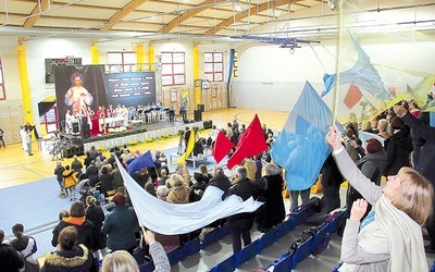 Spotkanie zorganizowano w hali sportowej miejscowego liceum. 