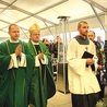 	Biskup pomocniczy przewodniczył uroczystości w Koszalinie, a następnie poświęcił kaplicę w Warcinie.