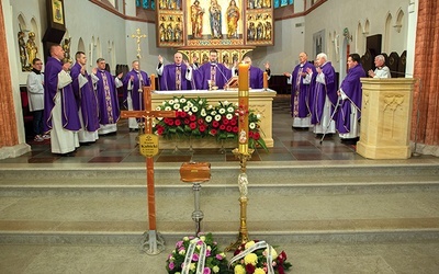 	Za zmarłego modlono się w koszalińskiej katedrze,  w której służył przez prawie 30 lat.