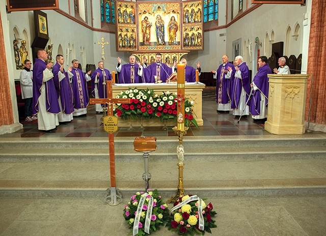 	Za zmarłego modlono się w koszalińskiej katedrze,  w której służył przez prawie 30 lat.