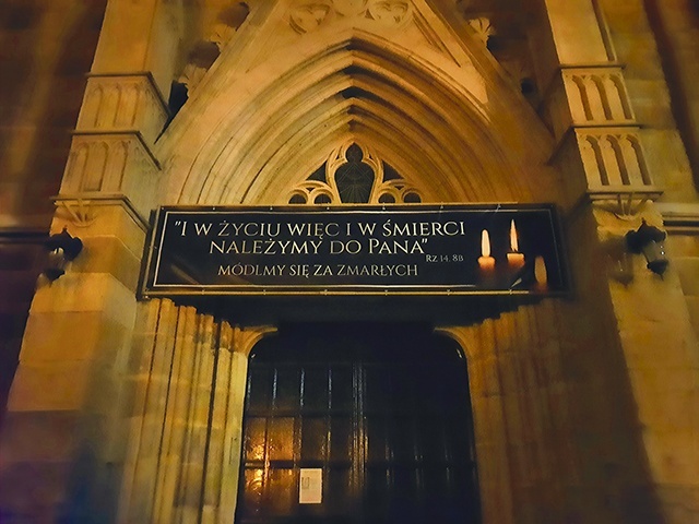 Baner przed głównym wejściem do sanktuarium.