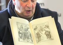 	Piotr Oszczanowski prezentuje książkę z przedrukami niezwykłych rycin z kolekcji zakonnika z Italii. 
