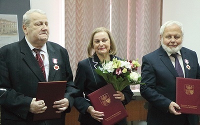▲	Uhonorowani odznaką Zasłużony dla Województwa Warmińsko-Mazurskiego (od lewej): Tadeusz Pacer, Jadwiga Piskorska i Jerzy Popławski.