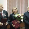 ▲	Uhonorowani odznaką Zasłużony dla Województwa Warmińsko-Mazurskiego (od lewej): Tadeusz Pacer, Jadwiga Piskorska i Jerzy Popławski.