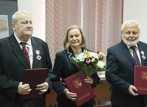 ▲	Uhonorowani odznaką Zasłużony dla Województwa Warmińsko-Mazurskiego (od lewej): Tadeusz Pacer, Jadwiga Piskorska i Jerzy Popławski.