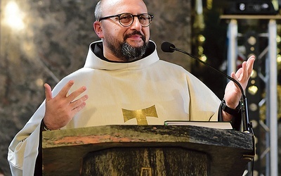 ▲	Ojciec Leonard mówił, na czym polega Boże panowanie w naszym życiu: „Jego słowa ponad moje słowa, Jego wola ponad moją wolę”.