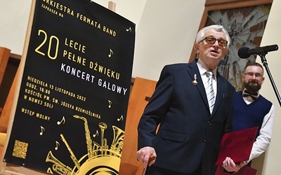 Podczas jubileuszowego koncertu maestro Janusz Gabryelski otrzymał odznakę Zasłużony  dla Kultury Polskiej.