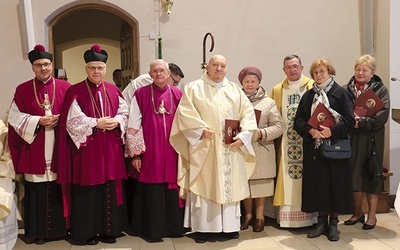 ▲	Uhonorowani medalami z przedstawicielami Kapituły Ostrobramskiej. Trzeci z prawej kustosz sanktuarium ks. Jerzy Karbownik.