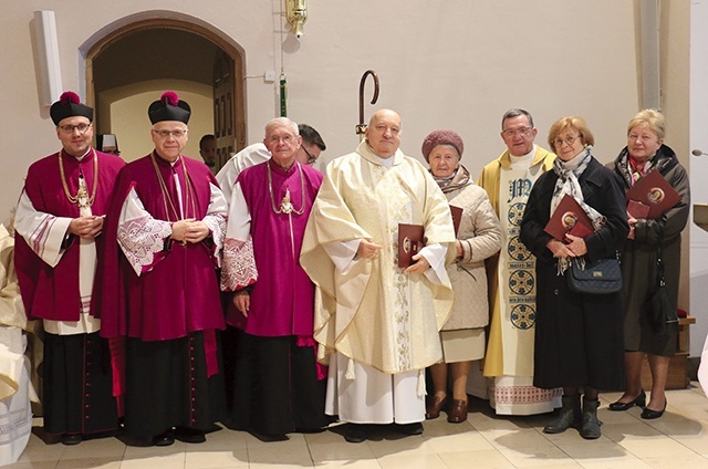 ▲	Uhonorowani medalami z przedstawicielami Kapituły Ostrobramskiej. Trzeci z prawej kustosz sanktuarium ks. Jerzy Karbownik.