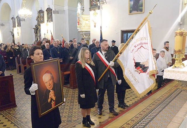 ▲	Delegacja szkoły  ze sztandarem  i portretem  kard. Wyszyńskiego.