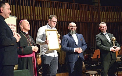 ◄	Laureaci Złotych Kul  z bp. Markiem Solarczykiem  oraz szefami diecezjalnej instytucji charytatywnej.