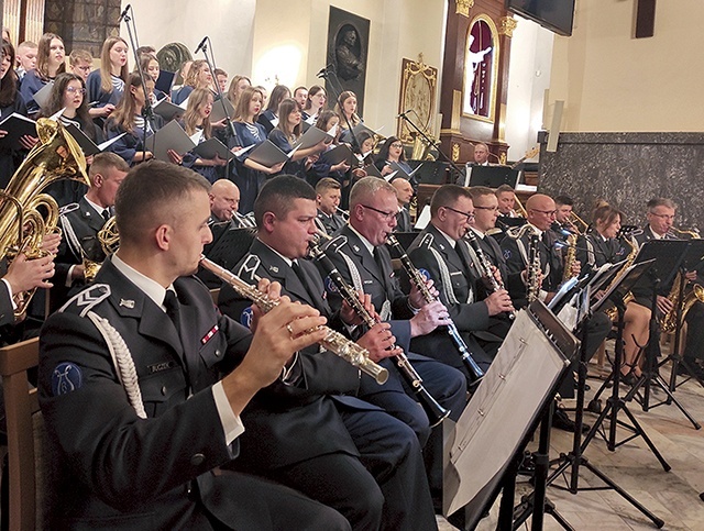 ▲	W repertuarze nie zabrakło tradycyjnych utworów  we współczesnych aranżacjach.