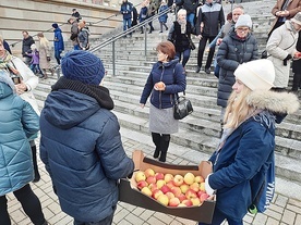 Każdy z wychodzących dostał jabłko – symbol władzy królewskiej Jezusa.