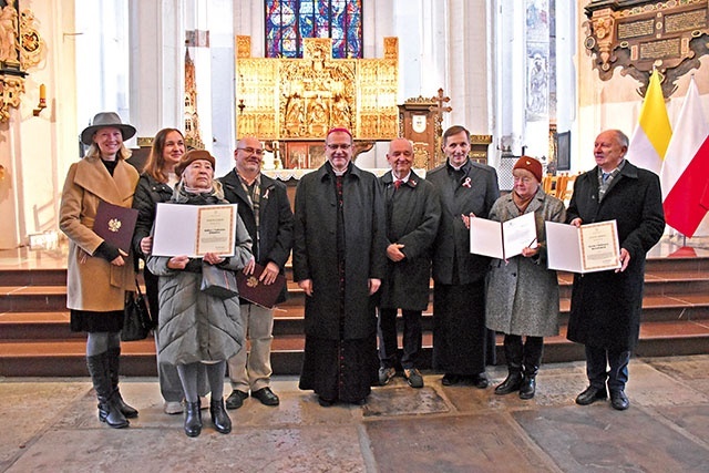 Laureaci Pro Ecclesia et Populo 2022 wraz z metropolitą gdańskim.