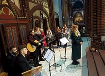 W oprawę liturgii włączyła się schola z zespołem instrumentalnym.
