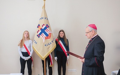 Bp Marek Mendyk od trzech nastolatków przyjął przyrzeczenia włączające ich w struktury organizacji.