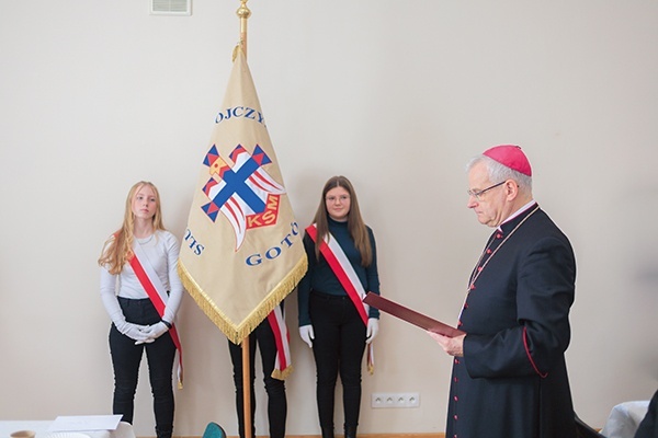 Bp Marek Mendyk od trzech nastolatków przyjął przyrzeczenia włączające ich w struktury organizacji.