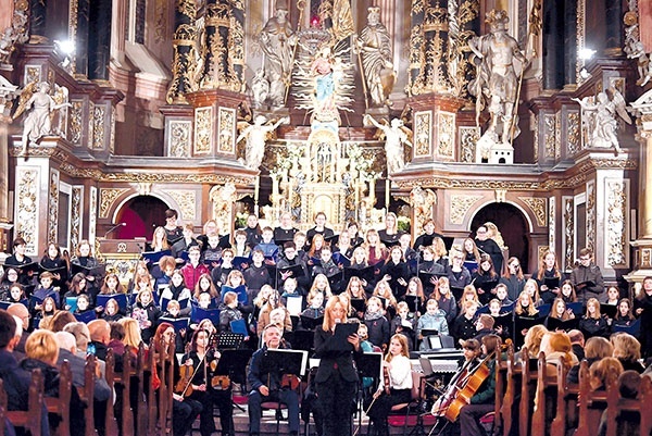Połączone siły z zespołem Państwowej Szkoły Muzycznej I st. w Dzierżoniowie i uczniami Społecznej Szkoły Muzycznej II st.