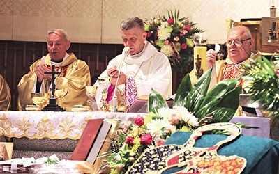 Jubileuszowa Eucharystia. Przy cisieckim ołtarzu z bp. Romanem Pindlem  ks. prał. Władysław Nowobilski (z lewej) i ks. Piotr Pokojnikow. 