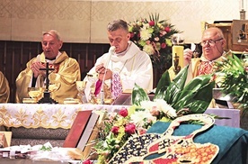 Jubileuszowa Eucharystia. Przy cisieckim ołtarzu z bp. Romanem Pindlem  ks. prał. Władysław Nowobilski (z lewej) i ks. Piotr Pokojnikow. 