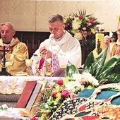 Jubileuszowa Eucharystia. Przy cisieckim ołtarzu z bp. Romanem Pindlem  ks. prał. Władysław Nowobilski (z lewej) i ks. Piotr Pokojnikow. 