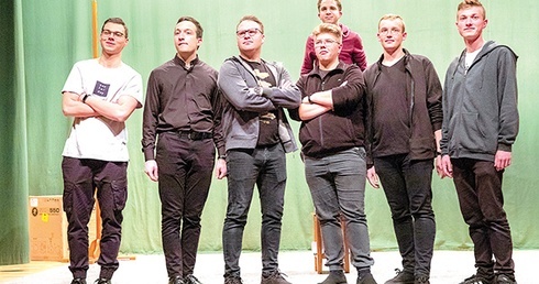 Kto zagra głównego bohatera? Na razie to słodka tajemnica alumnów III roku.