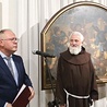 Wernisaż. Od lewej: Robert Ślusarek, o. Jacek Koman OFM  i kurator Justyna Stasiek-Harabin.