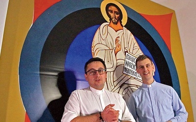 	Chełmscy księża zapraszają młodych ciałem i duchem  do wspólnych rozważań związanych z Eucharystią. 