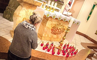 ▲	Modlitwą otoczono każdego, kto odszedł w kryzysie bezdomności lub w ubóstwie, a także wszystkich wolontariuszy.