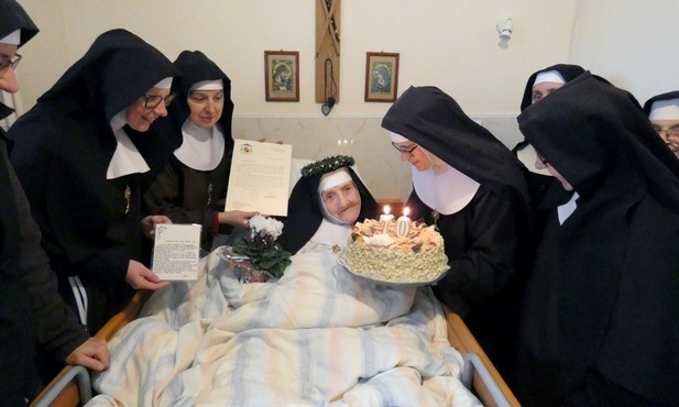 Klaryski z życzeniami u jubilatki s. Marii Rafaeli Bałdys.