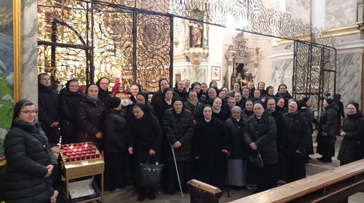 Siostry przy figurze MB Strażniczki Wiary.