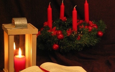 Za chwilę na adwentowym wieńcu zapłonie pierwsza z czterech świec, symbolizujących cztery niedziele Adwentu. 