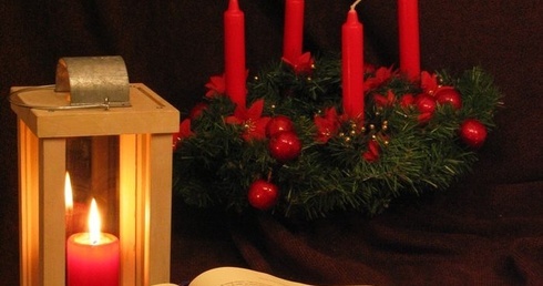 Za chwilę na adwentowym wieńcu zapłonie pierwsza z czterech świec, symbolizujących cztery niedziele Adwentu. 