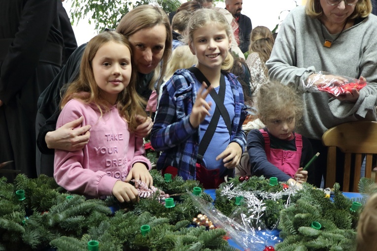 Olsztyn. Warsztaty przygotowania wieńca adwentowego  