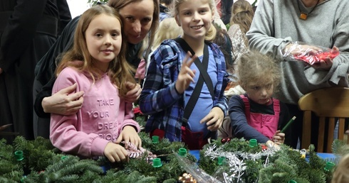 Olsztyn. Warsztaty przygotowania wieńca adwentowego  