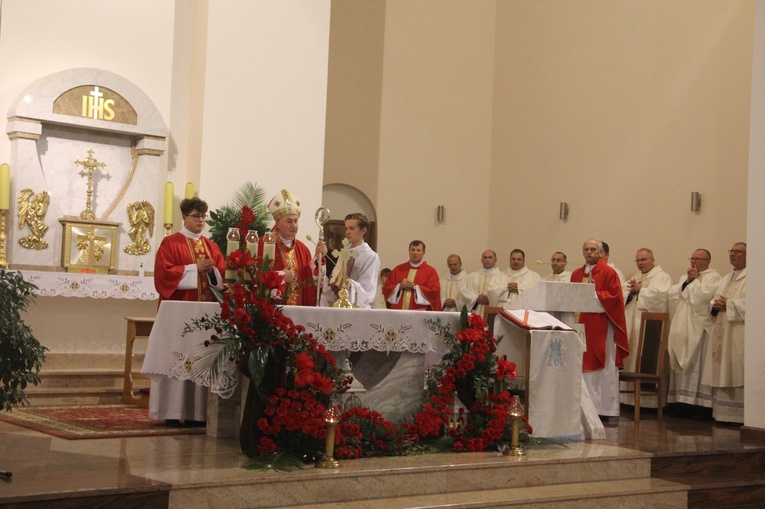 Tarnów. Poświęcenie organów w kościele Matki Bożej Szkaplerznej