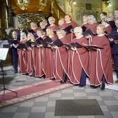 Swe dokonania zaprezentowało niemal dziesięć zespołów muzycznych z terenu całej diecezji radomskiej. Na zdjęciu: Chór NSJ z parafii pw. NSJ w Radomiu, pod batutą ks. Sebastiana Osińskiego.