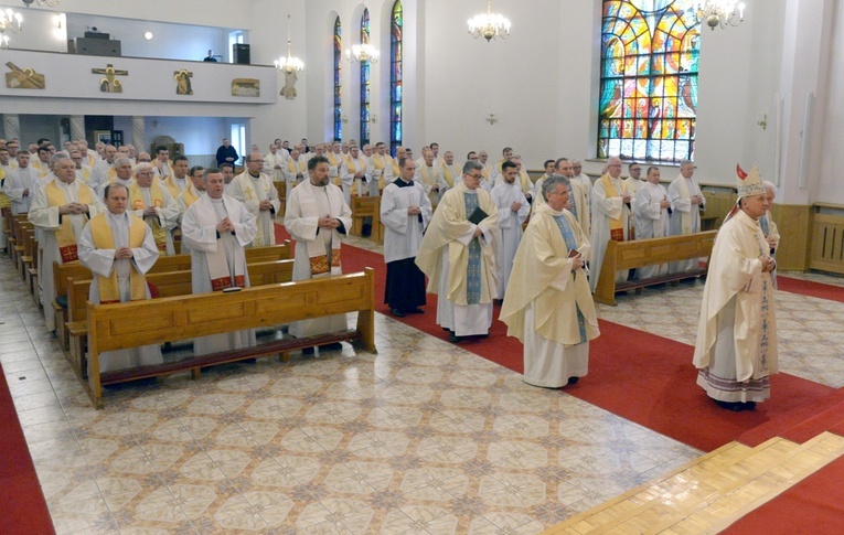 Msza św. z modlitwą za zmarłych księży sprawowana była pod przewodnictwem bp. Marka Solarczyka w kaplicy Wyższego Seminarium Duchownego w Radomiu.