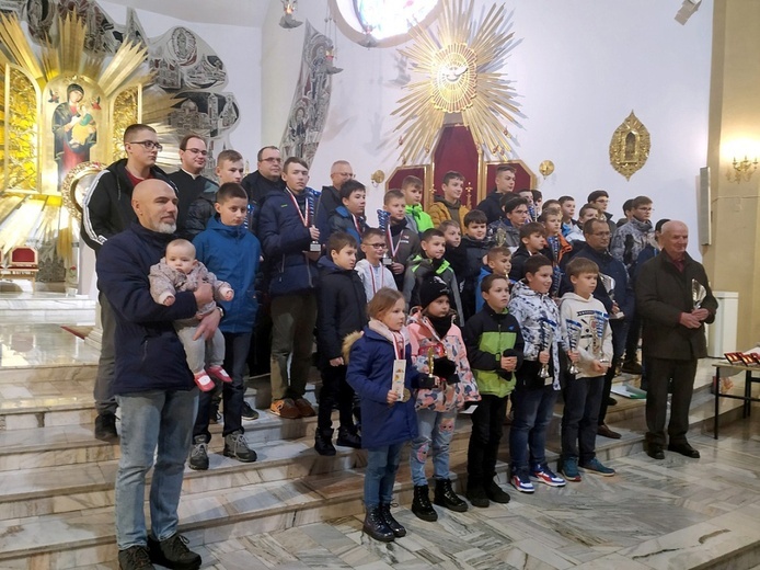 Medale i puchary wręczane były w kościele MB Nieustającej Pomocy.