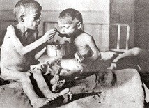 Ukraińskie dzieci podczas wywołanego zarządzeniem Stalina głodu w latach 1932–1933.