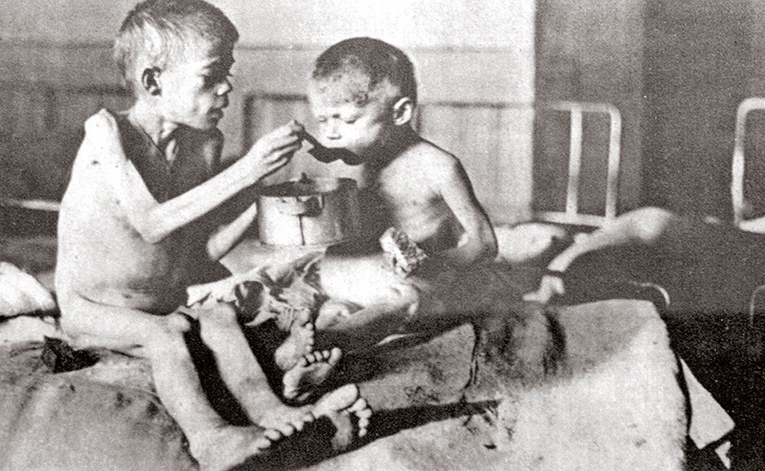 Ukraińskie dzieci podczas wywołanego zarządzeniem Stalina głodu w latach 1932–1933.