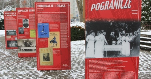 Wystawa zdjęć przed kościołem Świętej Rodziny w Pile