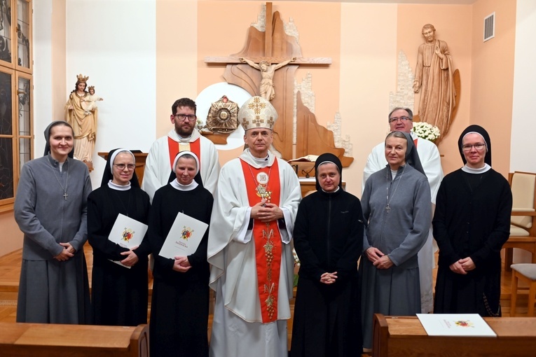 Błogosławieństwo 6 sióstr na nadzwyczajnych szafarzy Komunii św.