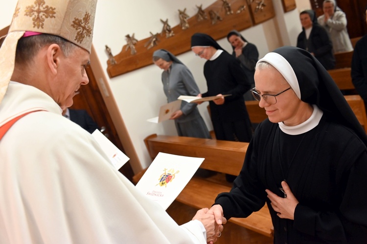 Błogosławieństwo 6 sióstr na nadzwyczajnych szafarzy Komunii św.