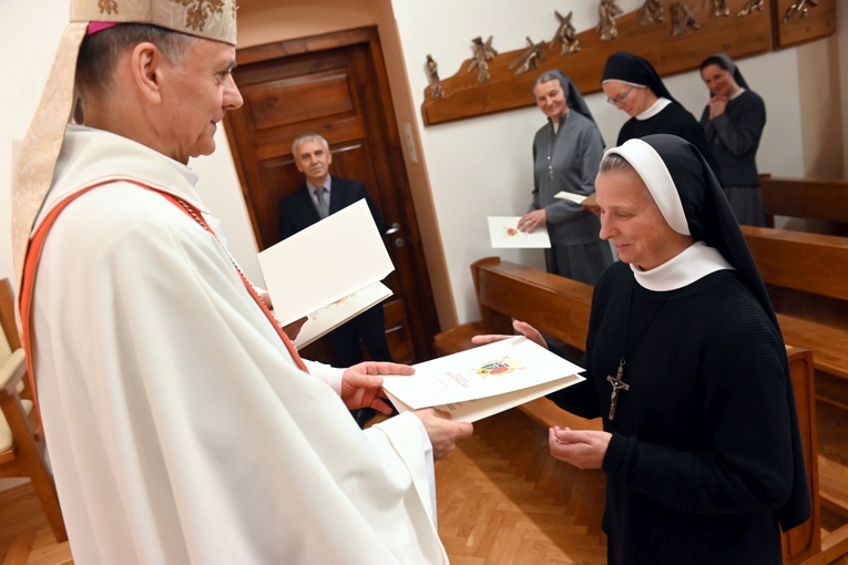 Błogosławieństwo 6 sióstr na nadzwyczajnych szafarzy Komunii św.