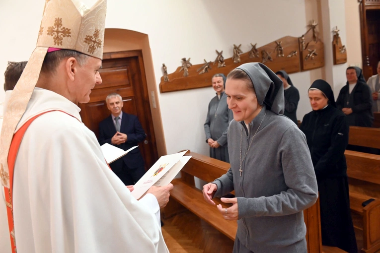 Błogosławieństwo 6 sióstr na nadzwyczajnych szafarzy Komunii św.