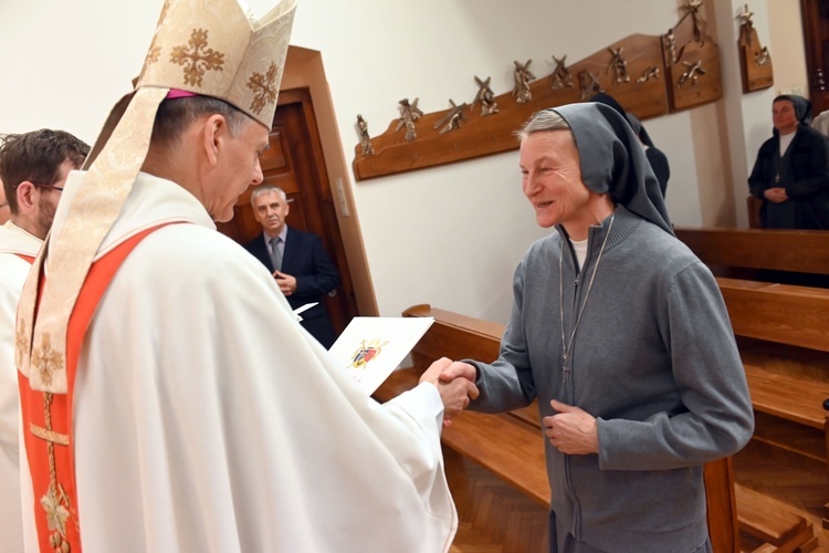 Błogosławieństwo 6 sióstr na nadzwyczajnych szafarzy Komunii św.