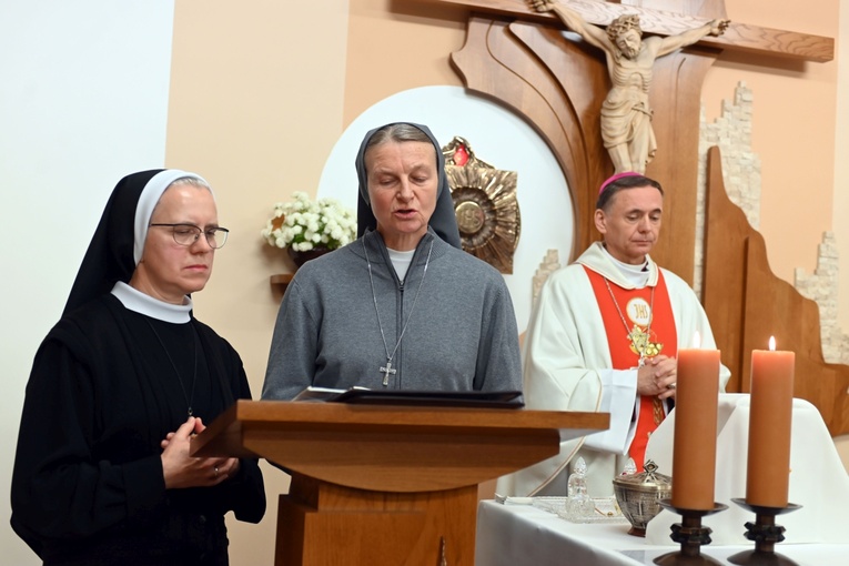Błogosławieństwo 6 sióstr na nadzwyczajnych szafarzy Komunii św.