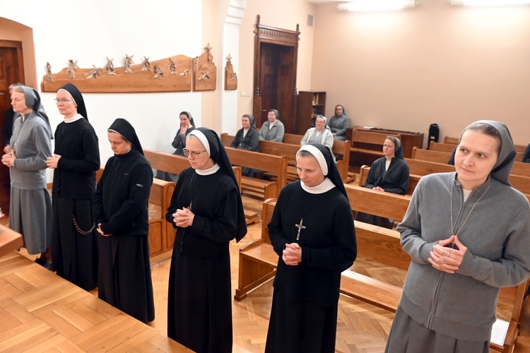 Błogosławieństwo 6 sióstr na nadzwyczajnych szafarzy Komunii św.